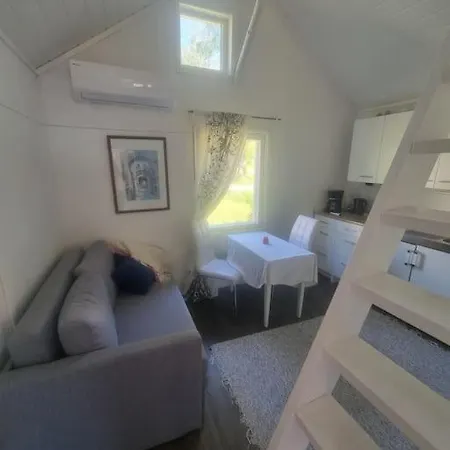 Kotoisa Moekki Paljulla Ja Puusaunalla Orimattila