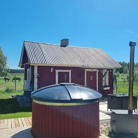 Kotoisa Moekki Paljulla Ja Puusaunalla Orimattila