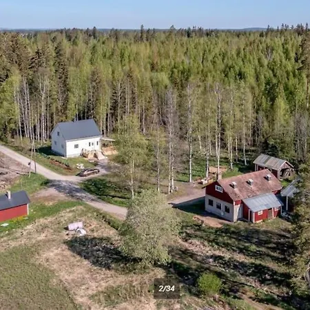 Kotoisa Moekki Paljulla Ja Puusaunalla